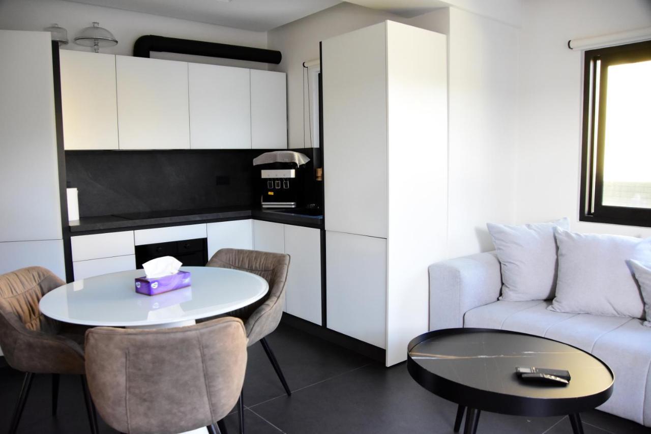 White And Black Aegina Exterior photo